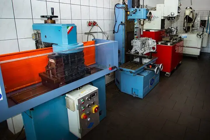 obrábanie motorov v autoservise